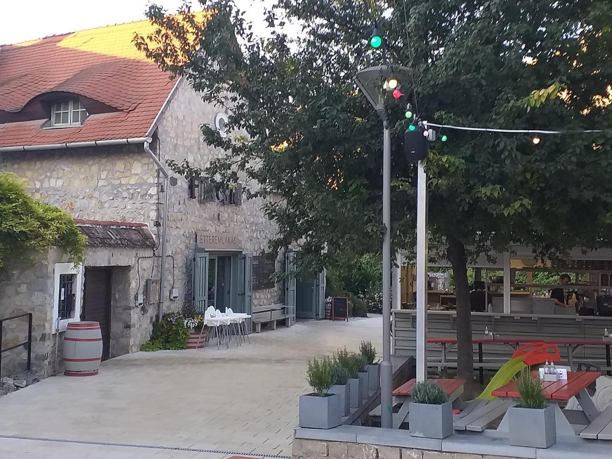 Galeria Villa Veszprem Exterior photo
